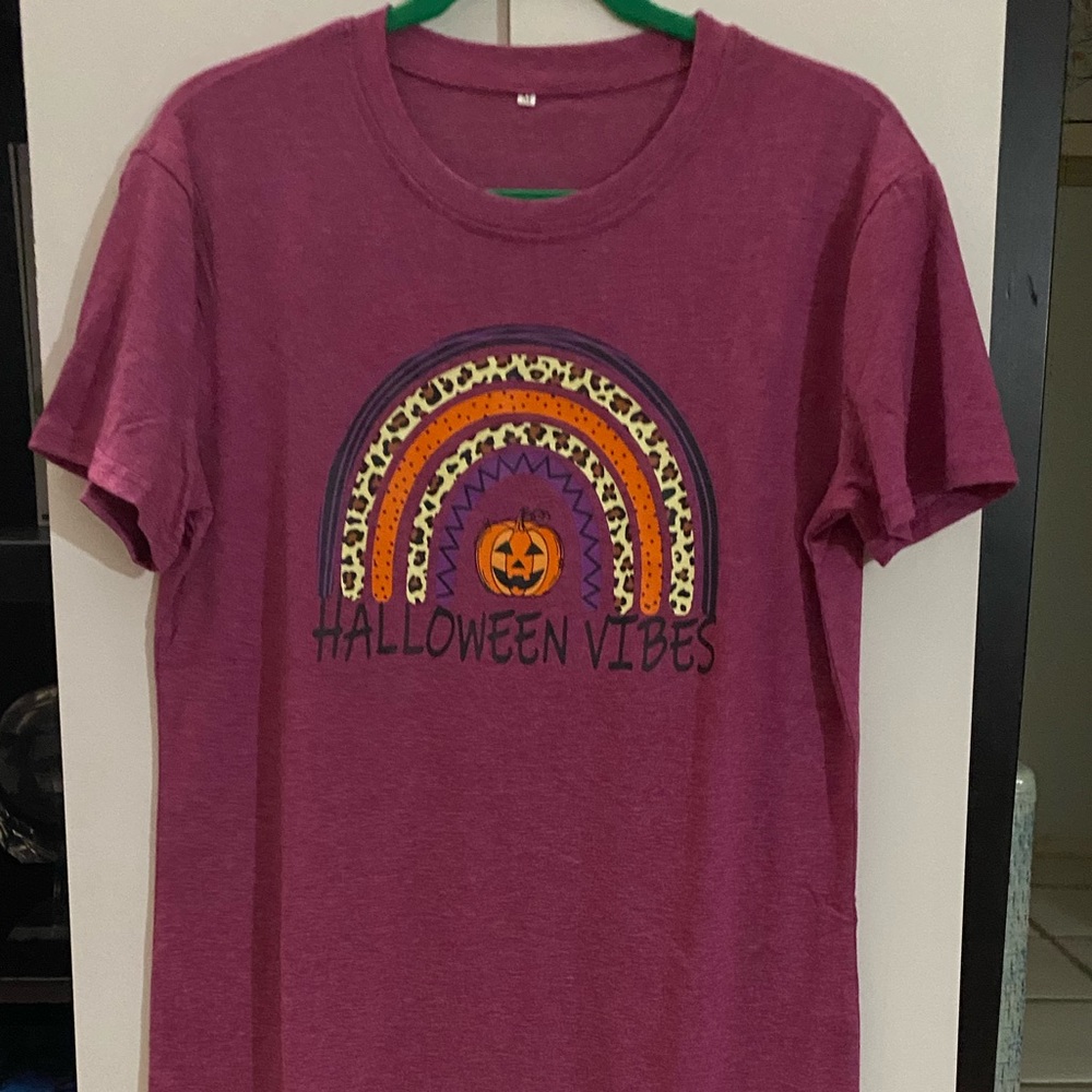 Heathered wine Tee shirt "Halloween Vibes" size Medium